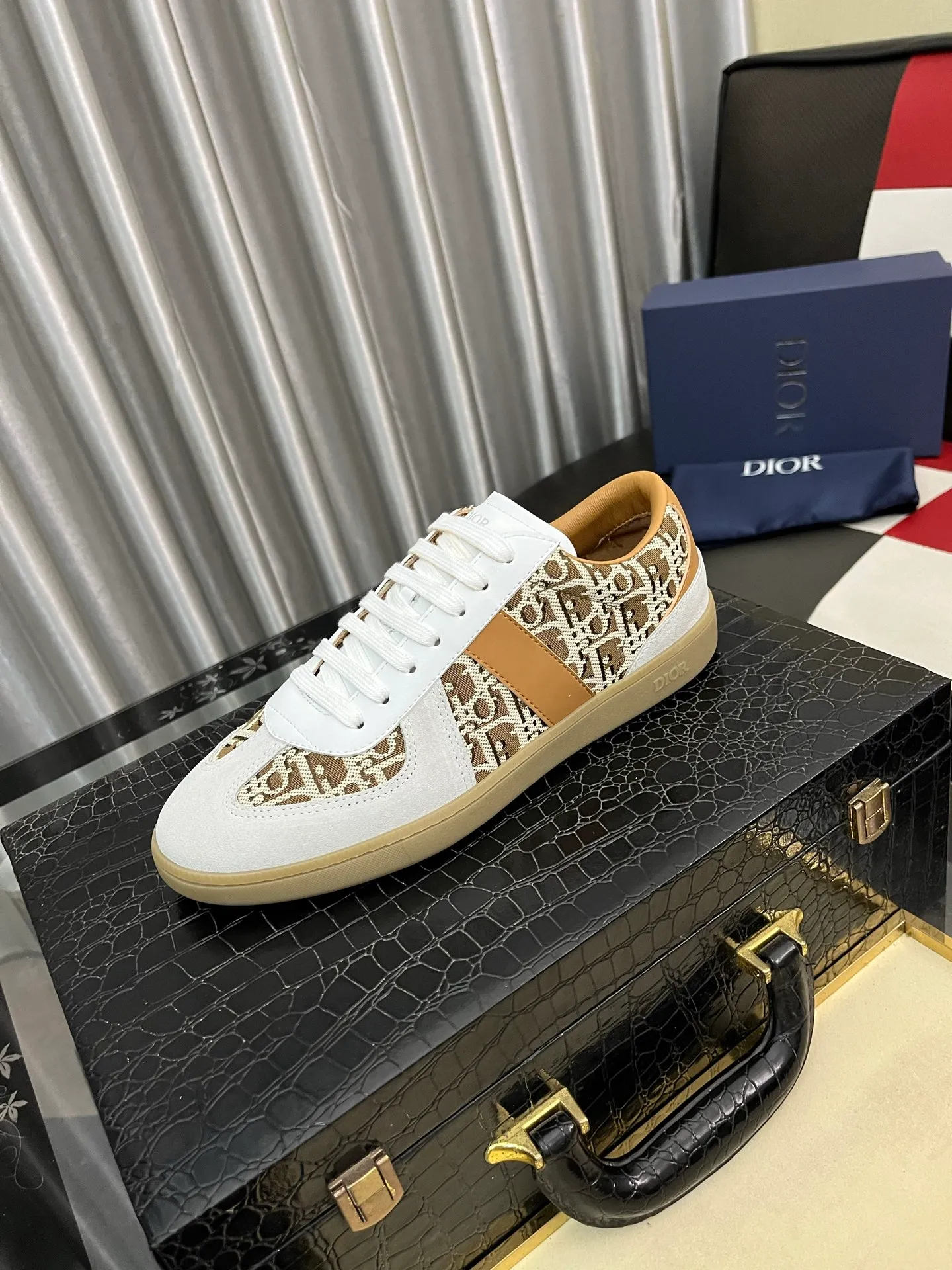 Men's shoes 💰380⌚️⌚️ 【Dior*DIAO】original quality.~ Unique modern style sneakers. 🏃A must-have casual shoe for trendy men😍😍 Original brand imported from Italy, imported original leather, sheep lining (refuses to discolor and grind feet) Sole: Original sole provided by the original factory, French lazy style design ⚠️Fit to the feet, original quality, super comfortable original sole. Code number: 38-445️⃣Colors available